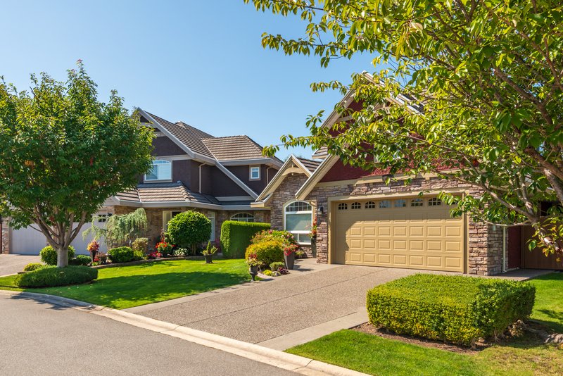 Casa moderna grande con hermoso patio delantero y puerta eléctrica para garaje.