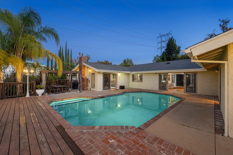 Parte trasera de la casa con piscina 